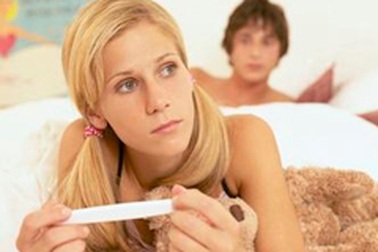 Những “bà mẹ tuổi teen” mang con đi học