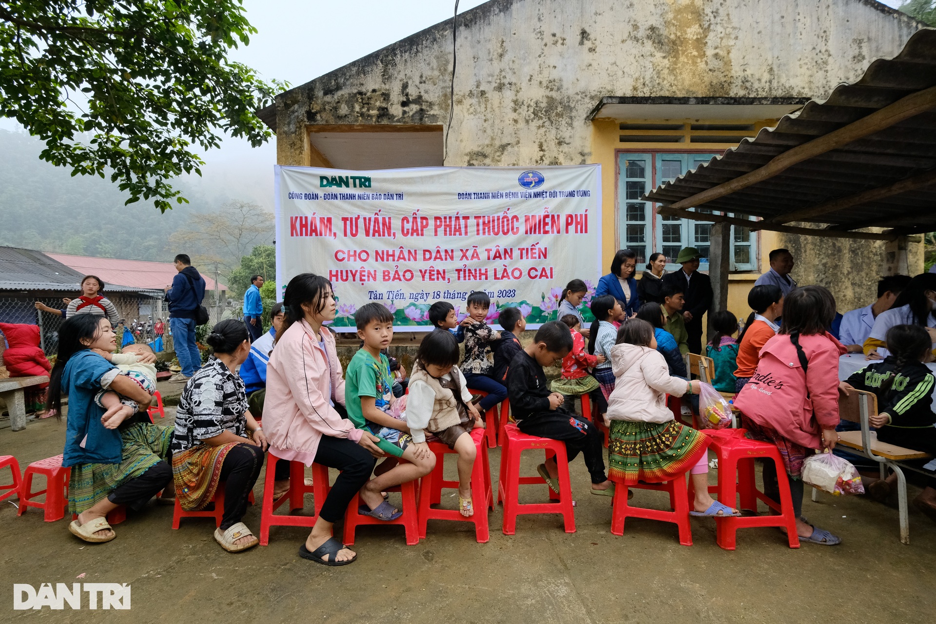 Trẻ em bản nghèo ở Lào Cai đón niềm vui bất ngờ - 1 Trẻ em bản nghèo ở Lào Cai đón niềm vui bất ngờ - 1