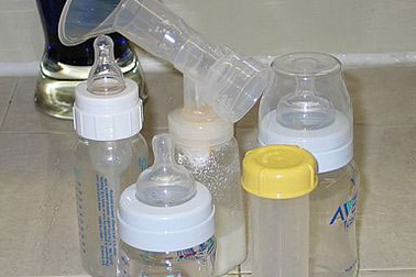 Trẻ dưới 2 tuổi bị tiêu chảy chủ yếu do bình sữa