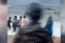 Hơn 100 người cứu 3 ngư dân ôm can nhựa lênh đênh trên biển