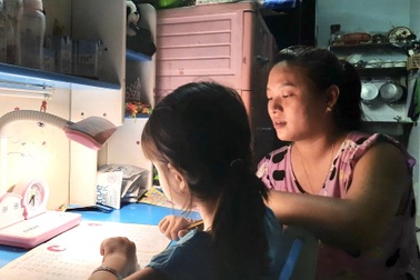 Công nhân "toát mồ hôi" tìm trường gửi con