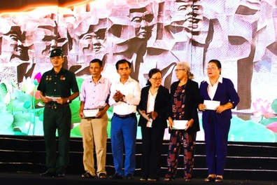 Báo Dân trí trao 30 suất quà đến các gia đình chính sách tỉnh Quảng Nam