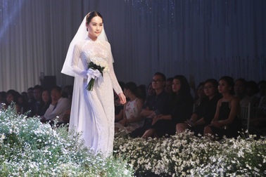 Dàn người đẹp thanh lịch với áo dài cưới tinh khôi