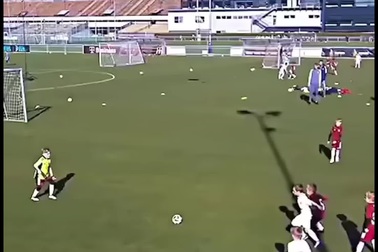 Cậu bé gây kinh ngạc vì màn độc diễn đi bóng từ sân nhà để ghi bàn