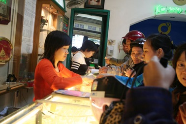 Hà Nội: Tái diễn cảnh tranh nhau đi bán vàng