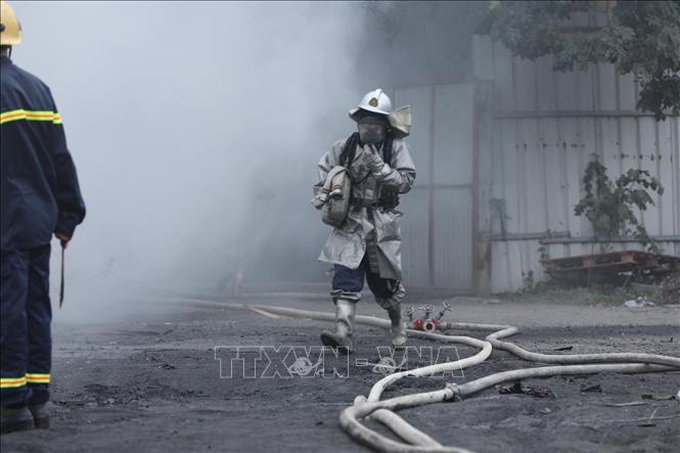 Hà Nội: Cháy lớn tại bãi tập kết phế liệu dưới chân cầu Thanh Trì - Ảnh 9. Hà Nội: Cháy lớn tại bãi tập kết phế liệu dưới chân cầu Thanh Trì - Ảnh 9.