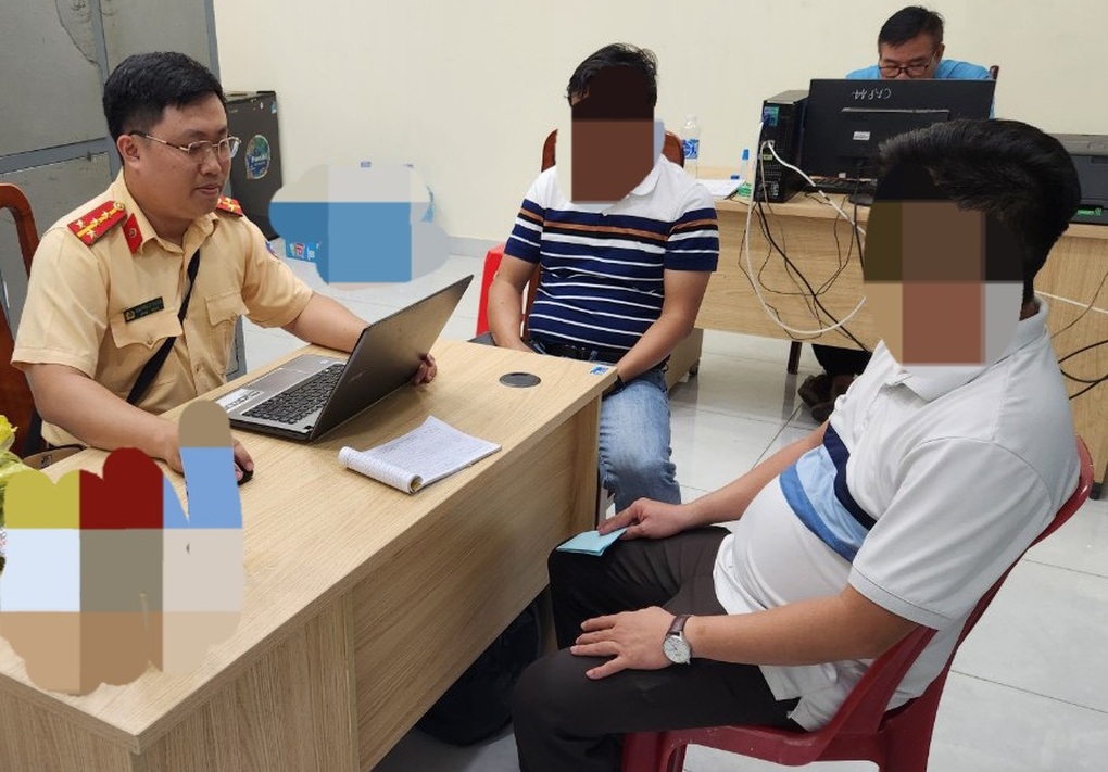 CSGT làm việc với tài xế ô tô bật đèn siêu sáng ở TPHCM - 1 CSGT làm việc với tài xế ô tô bật đèn siêu sáng ở TPHCM - 1