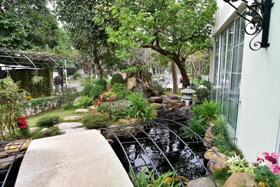 Mãn nhãn biệt thự vườn rộng 100m2 với hồ cá Koi đẳng cấp ở ngoại thành Hà Nội - 6 Mãn nhãn biệt thự vườn rộng 100m2 với hồ cá Koi đẳng cấp ở ngoại thành Hà Nội - 6