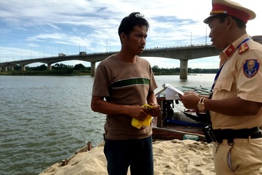 Liên tục bắt ghe hút cát lậu trên sông