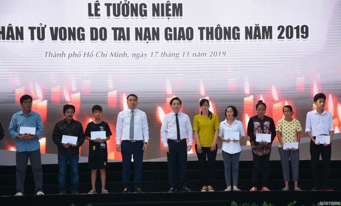 Nghẹn ngào những giọt nước mắt ở Lễ tưởng niệm nạn nhân tai nạn giao thông - Ảnh 2.