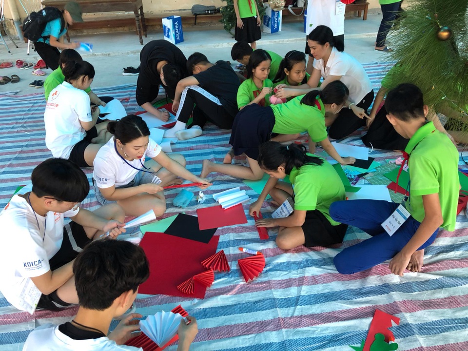 Học sinh Hàn Quốc vẽ tranh tường, giao lưu với trẻ khuyết tật Quảng Trị - 2 Học sinh Hàn Quốc vẽ tranh tường, giao lưu với trẻ khuyết tật Quảng Trị - 2