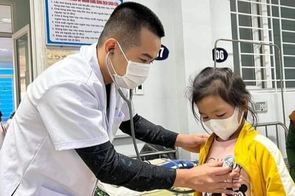 Bé gái 8 tuổi bị sốc phản vệ sau khi ăn mì gói - 1 Bé gái 8 tuổi bị sốc phản vệ sau khi ăn mì gói - 1