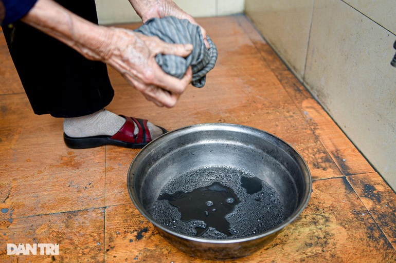 Ám ảnh làng gần Hà Nội: Bụi chất theo cân, dân đi ngủ cũng đeo khẩu trang - 12 Ám ảnh làng gần Hà Nội: Bụi chất theo cân, dân đi ngủ cũng đeo khẩu trang - 12