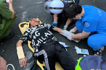 Cảnh sát cứu nam thanh niên rơi từ cầu Chương Dương xuống mặt đất