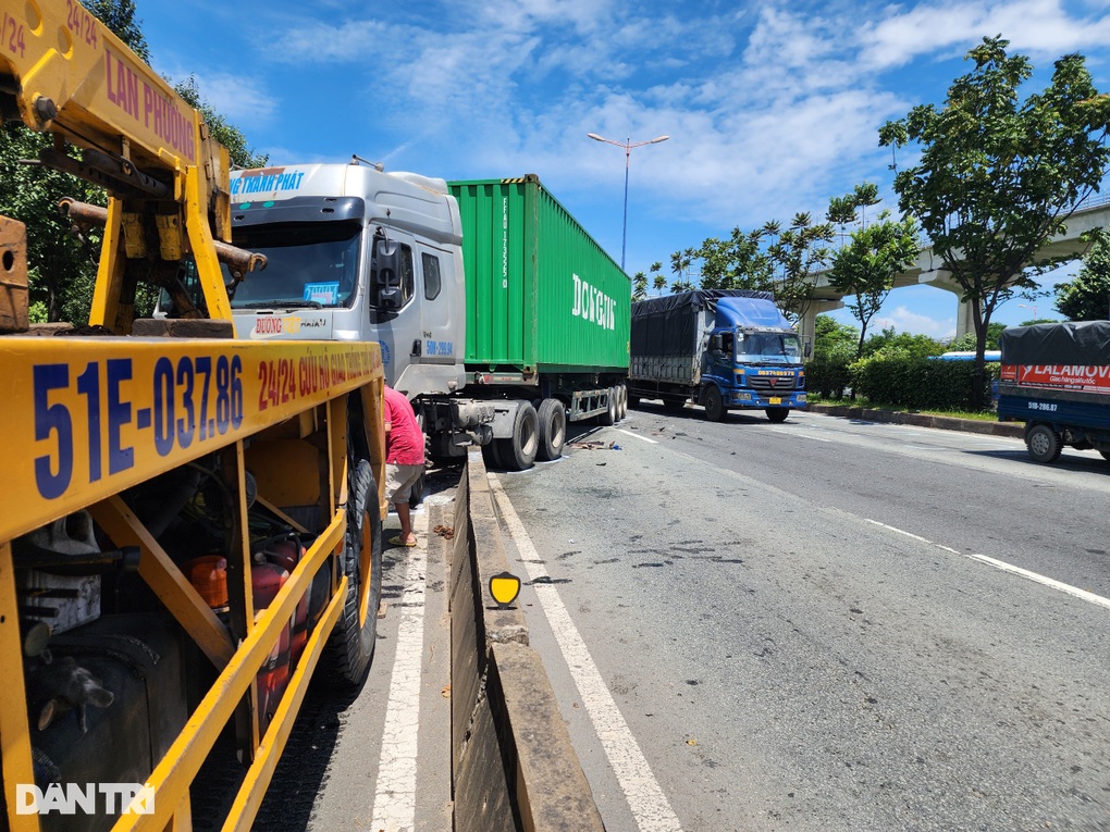 4 ô tô tông nhau liên hoàn ở TPHCM, giao thông ùn ứ kéo dài - 1 4 ô tô tông nhau liên hoàn ở TPHCM, giao thông ùn ứ kéo dài - 1