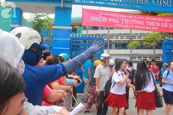 Phụ huynh lo lắng, đội mưa đợi con trong ngày đầu kỳ thi tuyển sinh vào lớp 10 - Ảnh 15. Phụ huynh lo lắng, đội mưa đợi con trong ngày đầu kỳ thi tuyển sinh vào lớp 10 - Ảnh 15.