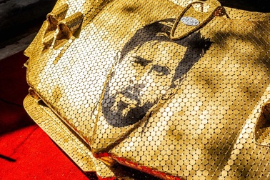 "Siêu xe" Pagani mang gương mặt Messi, được làm từ 100.000 đồng xu vàng