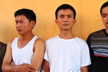 9 đối tượng lập sới bạc trong... rừng cao su