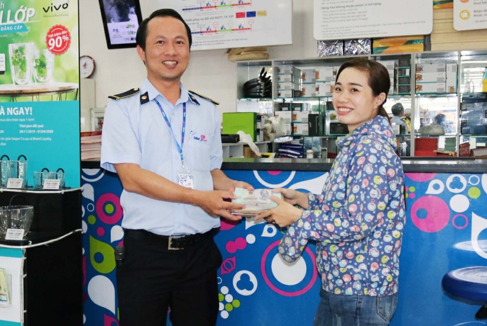 Nhân viên siêu thị trả lại hơn 80 triệu đồng cho người đánh rơi - 1 Nhân viên siêu thị trả lại hơn 80 triệu đồng cho người đánh rơi - 1