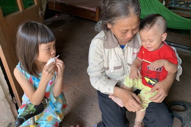 Mẹ tâm thần, 2 con thơ không biết bố mình là ai?