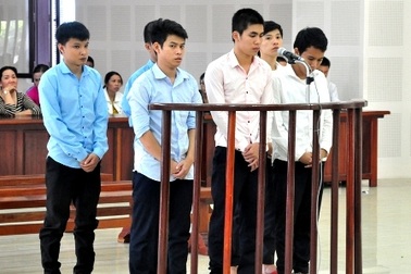 Chém nhầm người vô tội, 6 bị cáo lãnh 47 năm tù giam