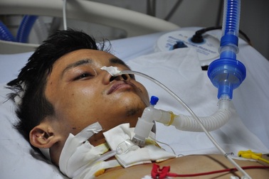 Đang chở hàng từ thiện, chàng thanh niên bất ngờ gặp nạn thập tử nhất sinh