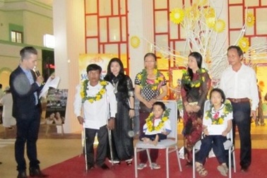 “Sánh bước yêu thương” với gia đình chiến sĩ đang bảo vệ biển đảo