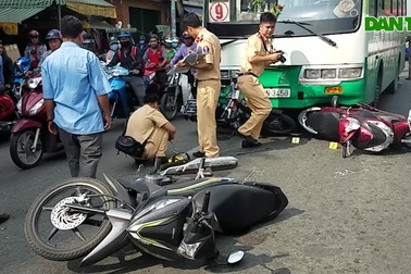 Xe buýt tông hơn 10 xe máy đang chờ đèn đỏ