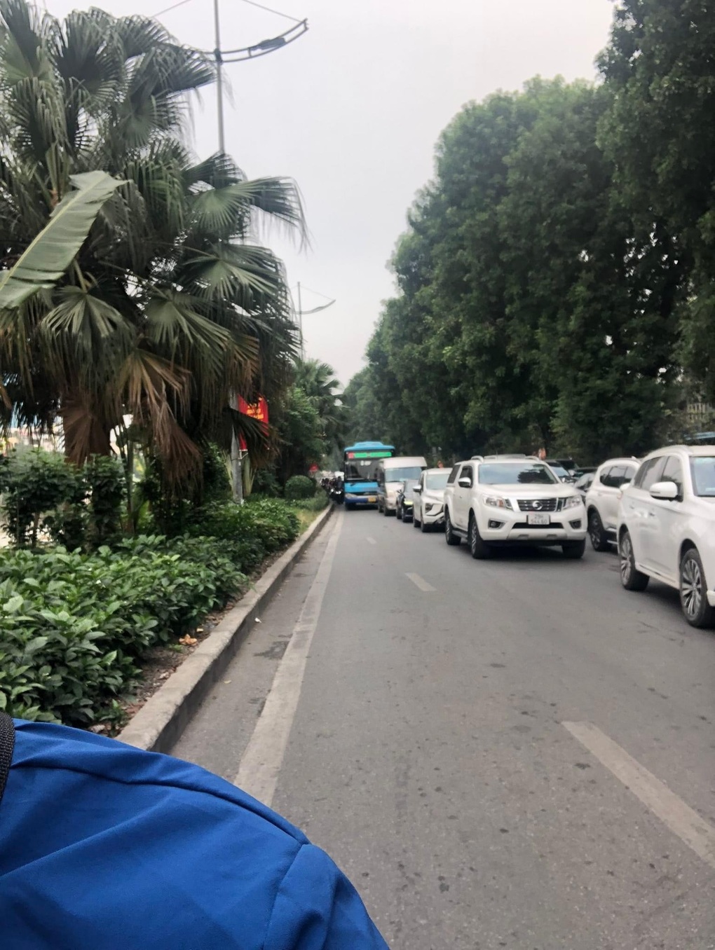 Xe buýt và kiểu đi triệt hạ mọi phương tiện khác trên đường phố Hà Nội - 2