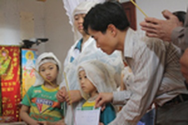 Ba chị em mồ côi cả cha lẫn mẹ tiếp tục được hỗ trợ