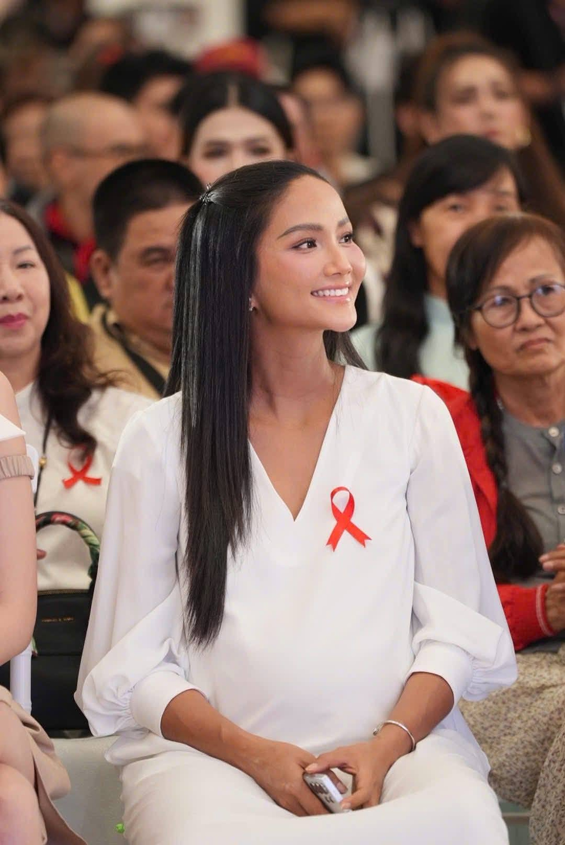 H’Hen Niê nói gì khi bầu vượt mặt vẫn mặc gợi cảm, đi giày cao gót? - 8 H’Hen Niê nói gì khi bầu vượt mặt vẫn mặc gợi cảm, đi giày cao gót? - 8