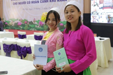 Tặng 1.900 sổ BHXH và thẻ BHYT cho người khó khăn