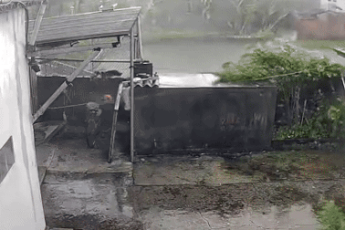 10 giây dông lốc cuốn bay nóc nhà ở Hải Phòng, chủ nhà xem lại vẫn run