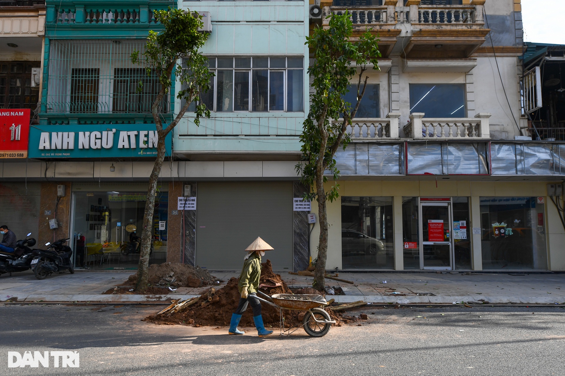 Người dân thủ đô thoát khổ trên đoạn đường 440m cải tạo 4 năm mới về đích - 13 Người dân thủ đô thoát khổ trên đoạn đường 440m cải tạo 4 năm mới về đích - 13