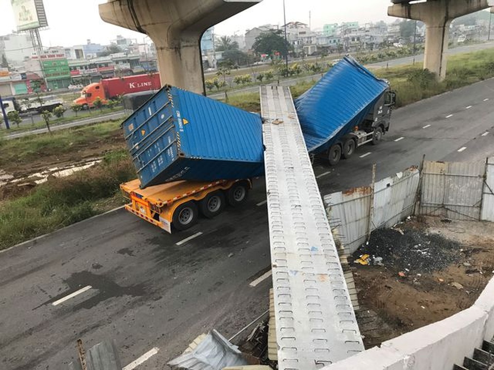 Vụ xe container kéo sập dầm cầu: Dầm cầu vượt thấp hơn thiết kế - 1 Vụ xe container kéo sập dầm cầu: Dầm cầu vượt thấp hơn thiết kế - 1