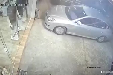 Vào nhầm số, tài xế lao xe vào tường