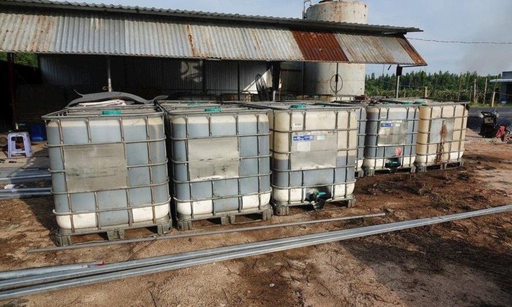 Phát hiện cơ sở sản xuất dầu nhớt giả đã tiêu thụ hàng nghìn lít tại TPHCM - 1