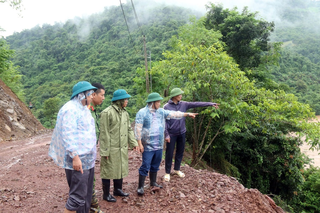Xuất hiện 50 điểm sạt lở, hơn 400 người ở biên giới Nghệ An bị chia cắt - 2 Xuất hiện 50 điểm sạt lở, hơn 400 người ở biên giới Nghệ An bị chia cắt - 2