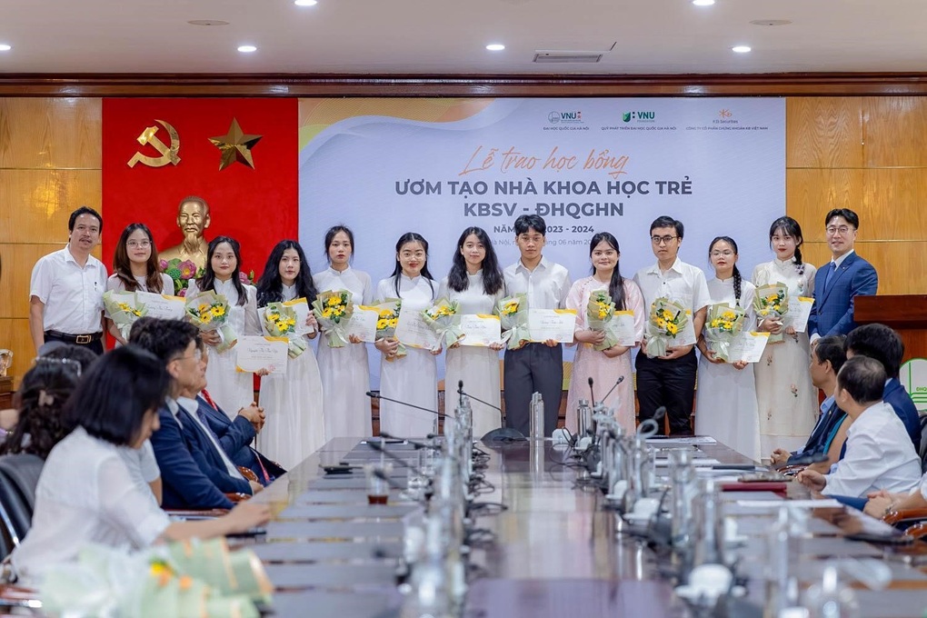 Chứng khoán KB Việt Nam tiếp tục trao tặng 1 tỷ đồng học bổng cho sinh viên - 4 Chứng khoán KB Việt Nam tiếp tục trao tặng 1 tỷ đồng học bổng cho sinh viên - 4