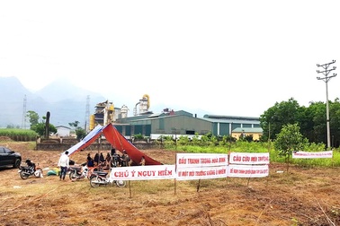 Dân dựng lều ngày đêm "canh" nhà máy nghi xả thải gây ô nhiễm