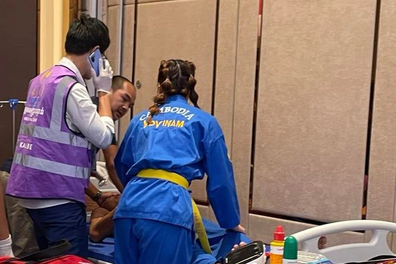 Võ sĩ Campuchia đi cấp cứu sau trận thua vận động viên Việt Nam