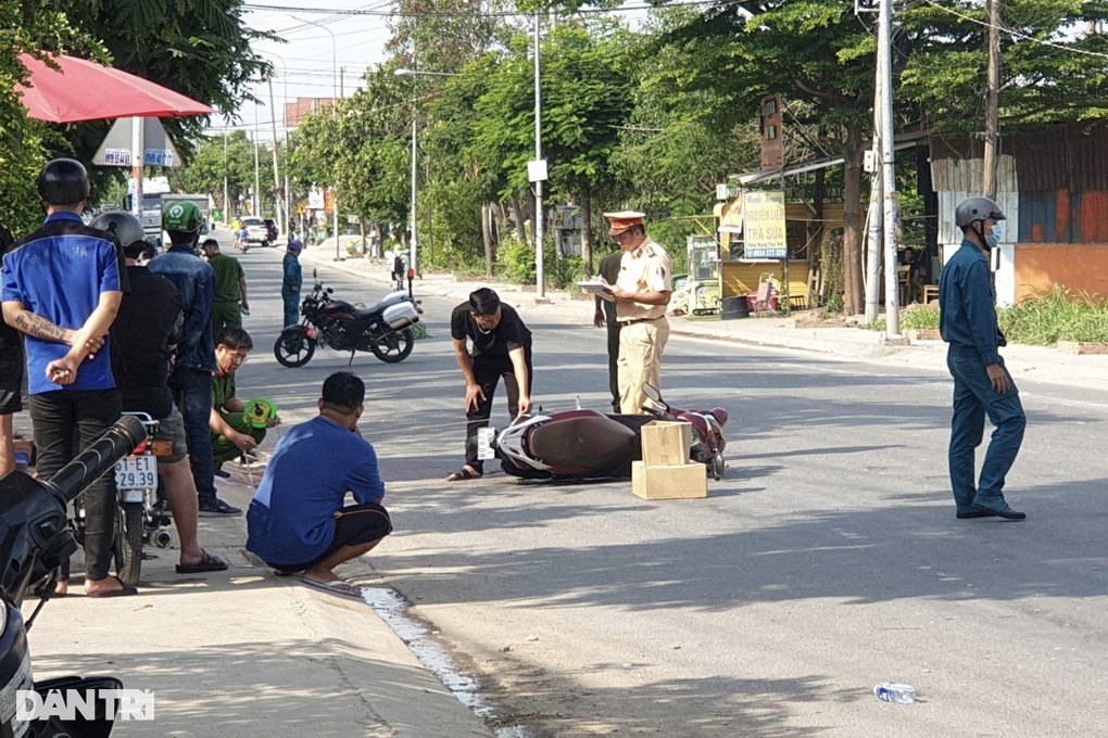 Xe máy lao lên vỉa hè, 4 người thương vong ở Bình Dương - 1 Xe máy lao lên vỉa hè, 4 người thương vong ở Bình Dương - 1