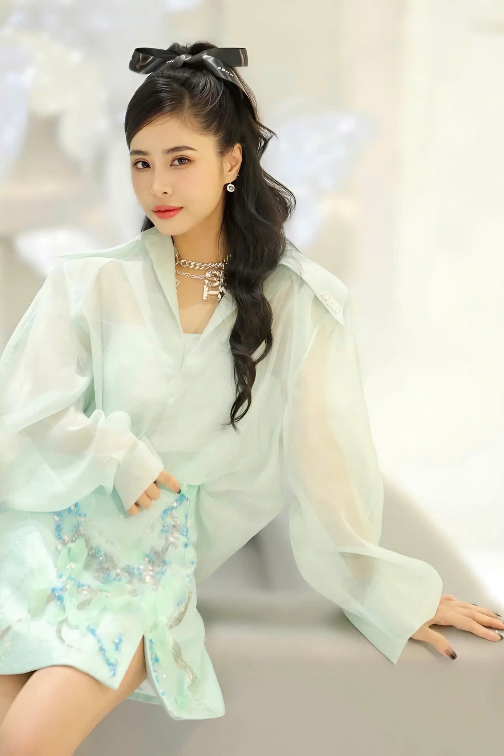 Ca nương Kiều Anh sở hữu túi hiệu tiền tỷ, có chồng đồng hành mọi nơi - 14 Ca nương Kiều Anh sở hữu túi hiệu tiền tỷ, có chồng đồng hành mọi nơi - 14