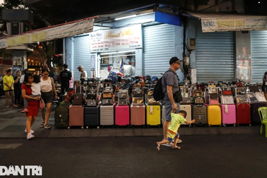 Người bán rong ở TPHCM không nằm trong diện được đóng phí sử dụng vỉa hè?