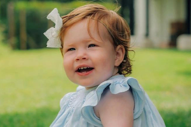 Vợ chồng Harry - Meghan công bố ảnh con gái