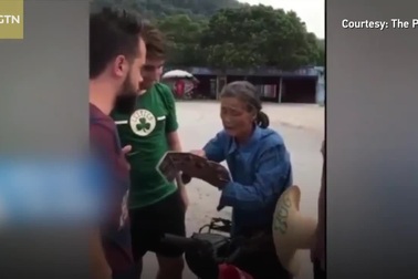 Cụ bà bán nước 74 tuổi biết nói 11 ngoại ngữ khiến khách nước ngoài nể phục