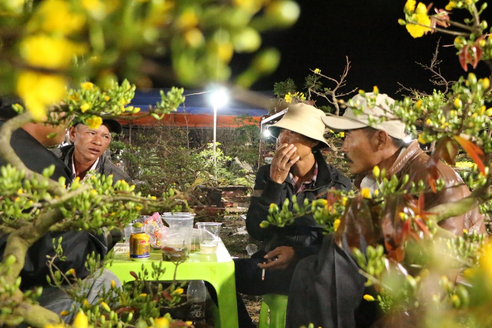 “Ăn gió nằm sương” kiếm tết ở đảo hoa độc nhất Tây Nguyên - 3 “Ăn gió nằm sương” kiếm tết ở đảo hoa độc nhất Tây Nguyên - 3