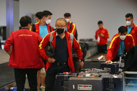Đội tuyển Việt Nam về nước, người hâm mộ chào đón ở sân bay