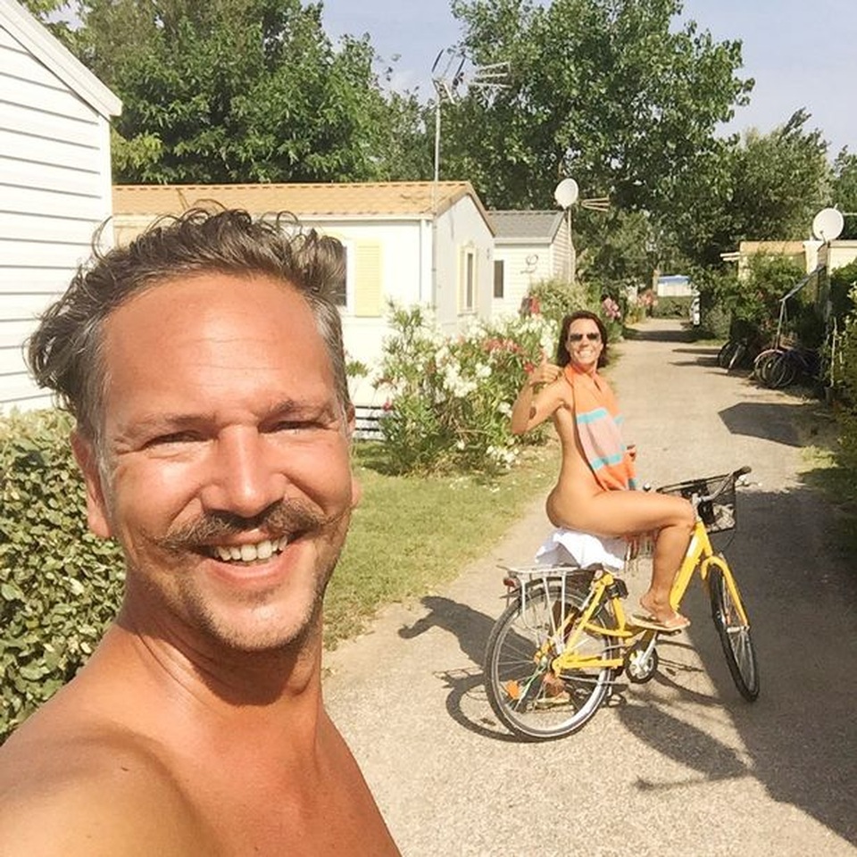 Cặp đôi có sở thích khỏa thân cùng nhau đi khắp thế giới - 2 Cặp đôi có sở thích khỏa thân cùng nhau đi khắp thế giới - 2