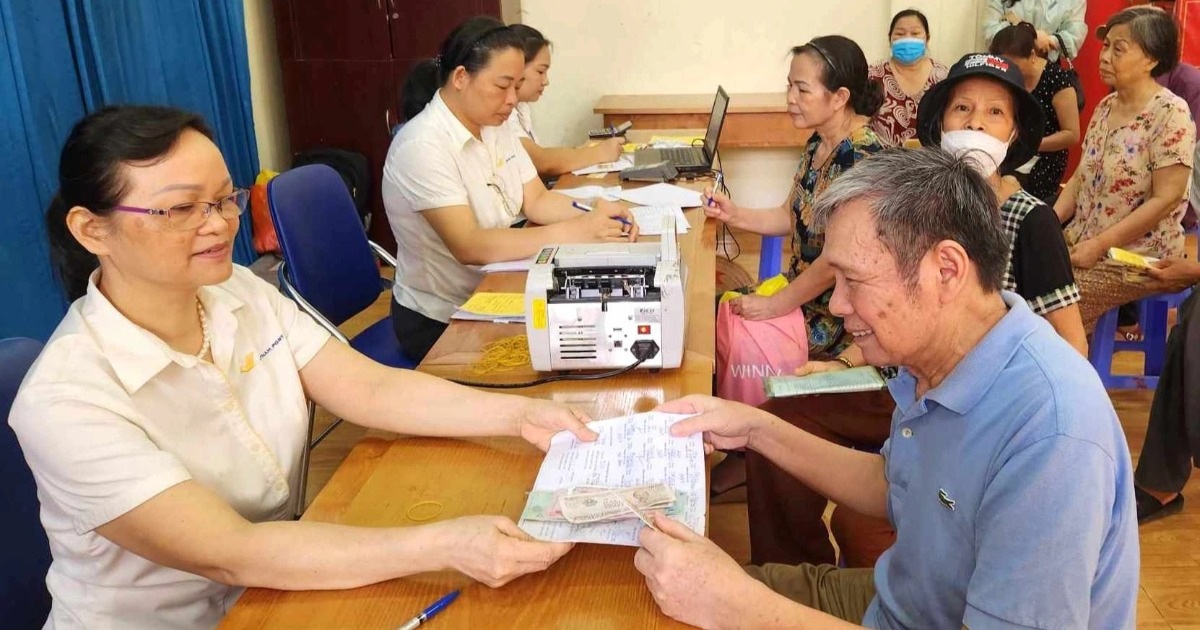 Người 60 tuổi đóng BHXH tự nguyện 10 năm, làm gì để có lương hưu ngay? Người 60 tuổi đóng BHXH tự nguyện 10 năm, làm gì để có lương hưu ngay?